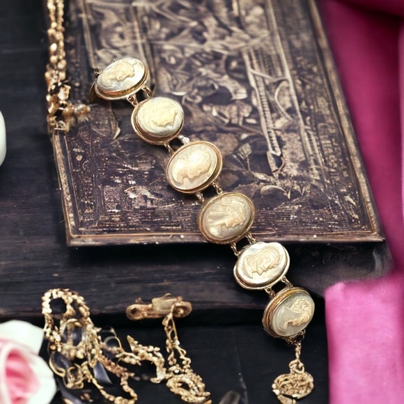 Antique MOP Pearl Hand carved sterling 800 Silver hand carved Cameo Bracelet - Picture 2 of 15